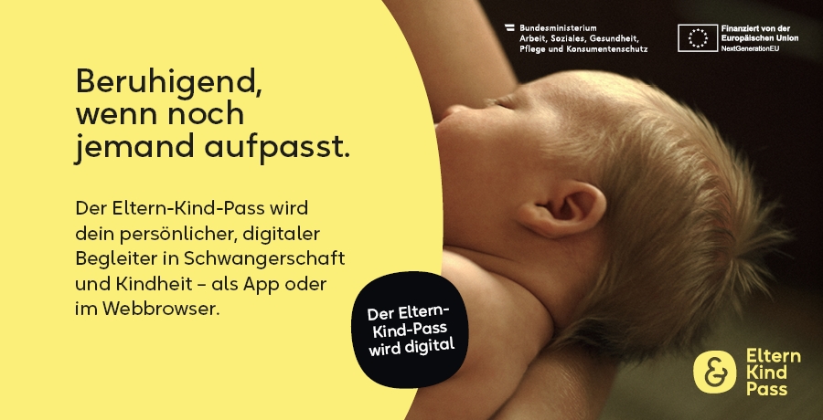 Ein Baby wird im Arm gehalten