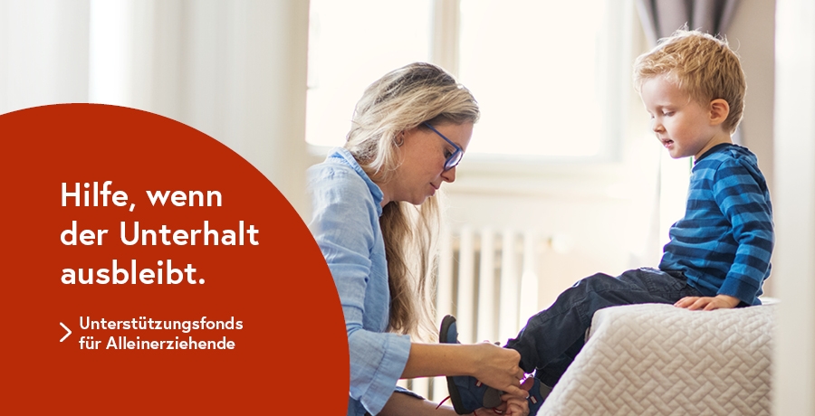 Foto einer Frau, die einem jungen Buben Schuhe anzieht mit Text: "Hilfe, wenn der Unterhalt ausbleibt. Unterstützungsfonds für Alleinerziehende"
