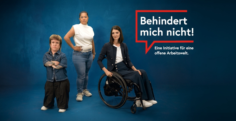 Sujetbild zur Kampagne zu Frauen* mit Behinderungen: drei selbstbewusste Frauen und eine Sprechblase mit dem Text "Behindert mich nicht! Eine Initiative für eine offene Arbeitswelt."