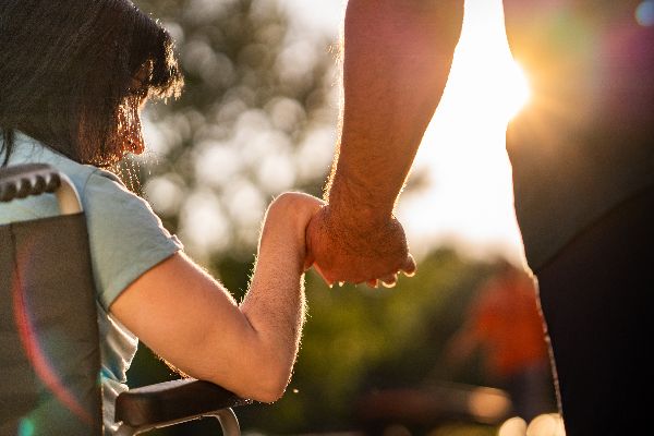 Erwachsender Hände haltend mit Kind, Sonnenuntergang