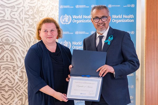 Gesundheitsministerin Korinna Schumann nimmt das „Trans Fat Elimination Validation Certificate“ entgegen.