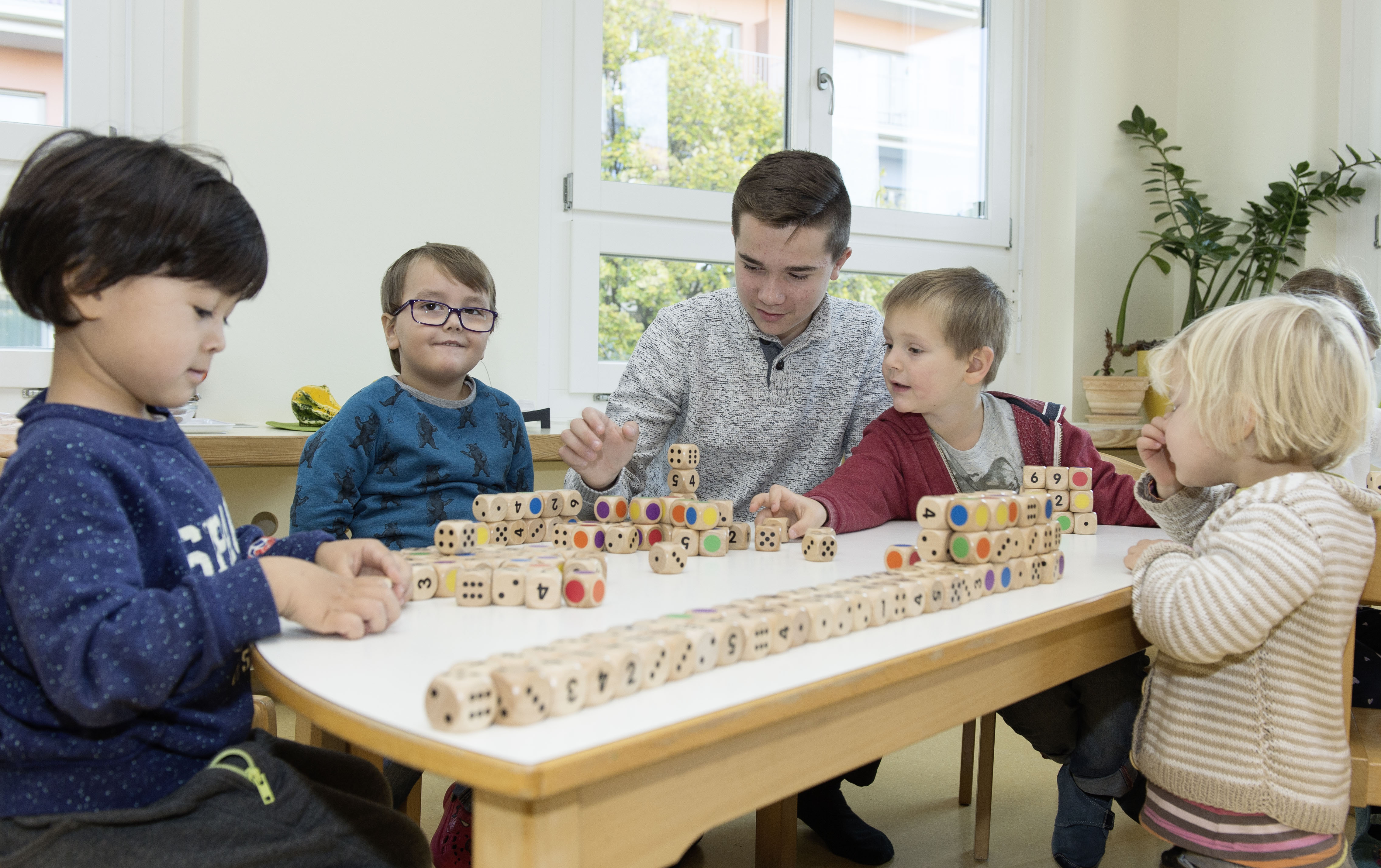 Bursche beim Schnuppern im Kindergarten