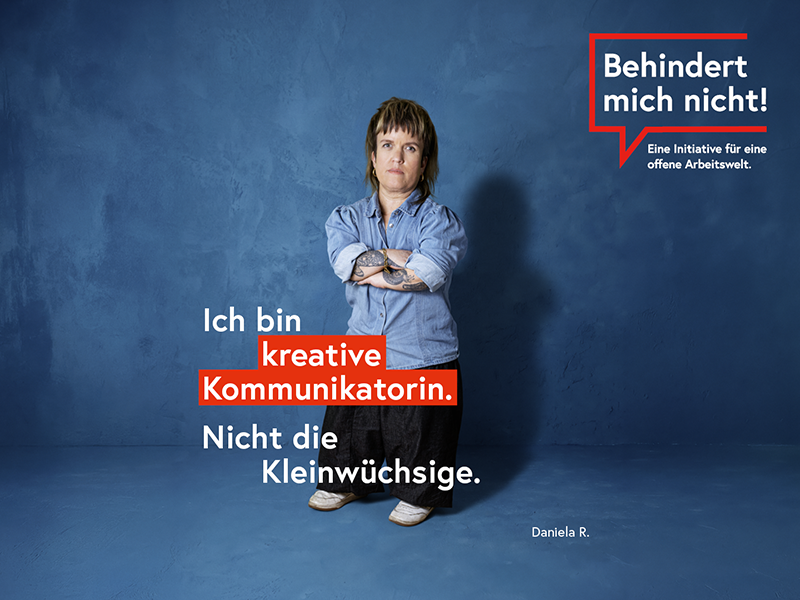 Kleinwüchsige Frau mit dem Text: "Ich bin kreative Kommunikatorin. Nicht die Kleinwüchsige. Daniela R."
